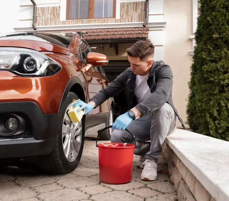 Lavage auto à domicile Sallertaine : professionnel intervenant sur un véhicule